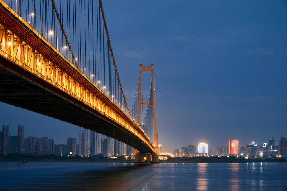 potret jembatan Yangsigang Yangtze River di Wuhan yang melintang di atas Sungai Yangtze dan menghubungkan Distrik Hanyang dengan Wuchang (unsplash.com/Willem Chan)