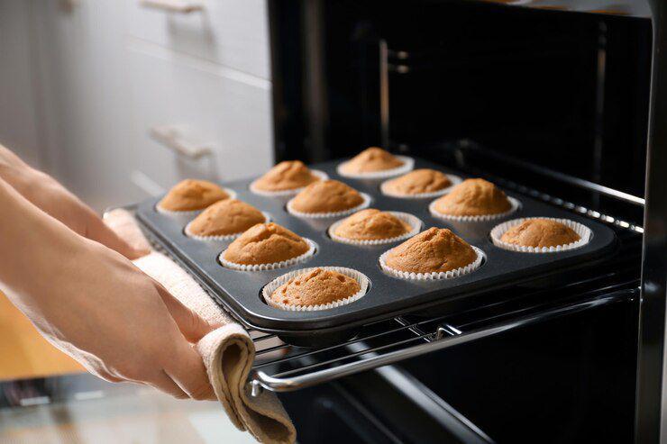 ilustrasi cupcake dalam oven (freepik.com/pixel-shot.com)