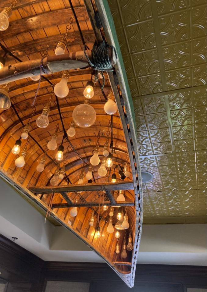 potret chandelier dengan bentuk nyentrik (reddit.com/user/bejeweled1415)
