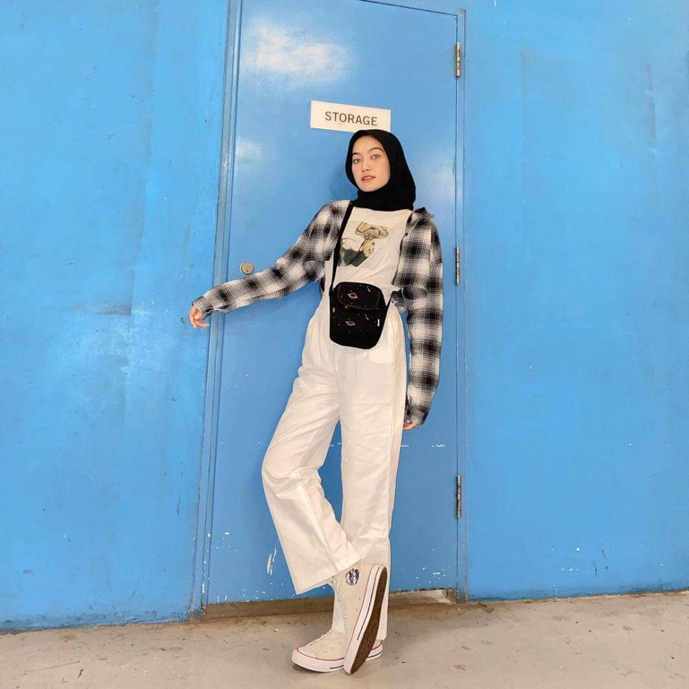 Ide styling bawahan putih ala Alamanda Putri (instagram.com/alamandaptrr)