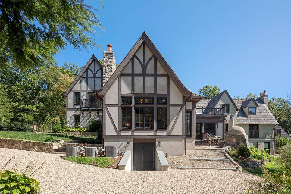 Rumah tudor dengan warna terang (hgtv.com)