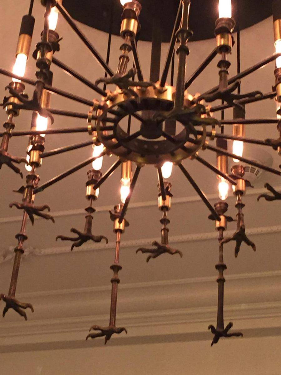 potret chandelier dengan bentuk nyentrik (reddit.com/user/son_made_my_account)