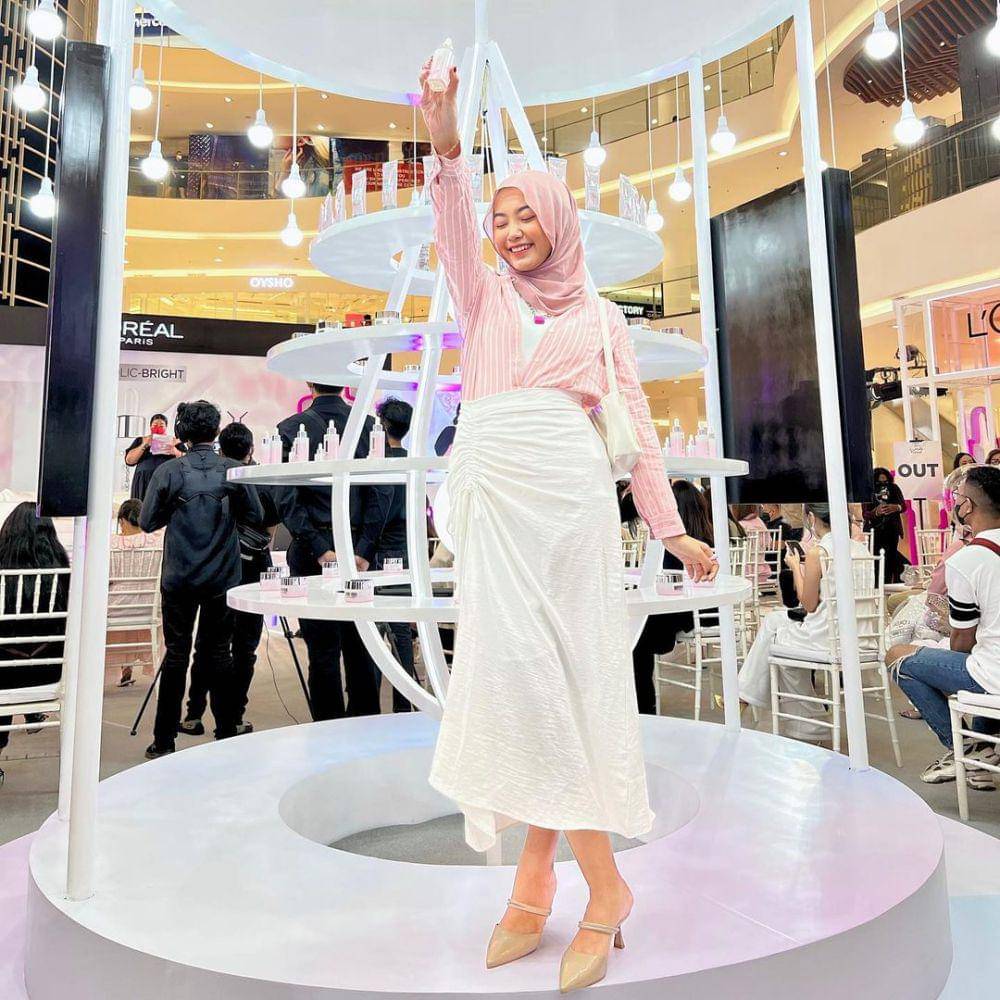 Ide styling bawahan putih ala Alamanda Putri (instagram.com/alamandaptrr)