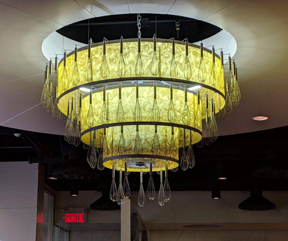 potret chandelier dengan bentuk nyentrik (reddit.com/user/binux14)