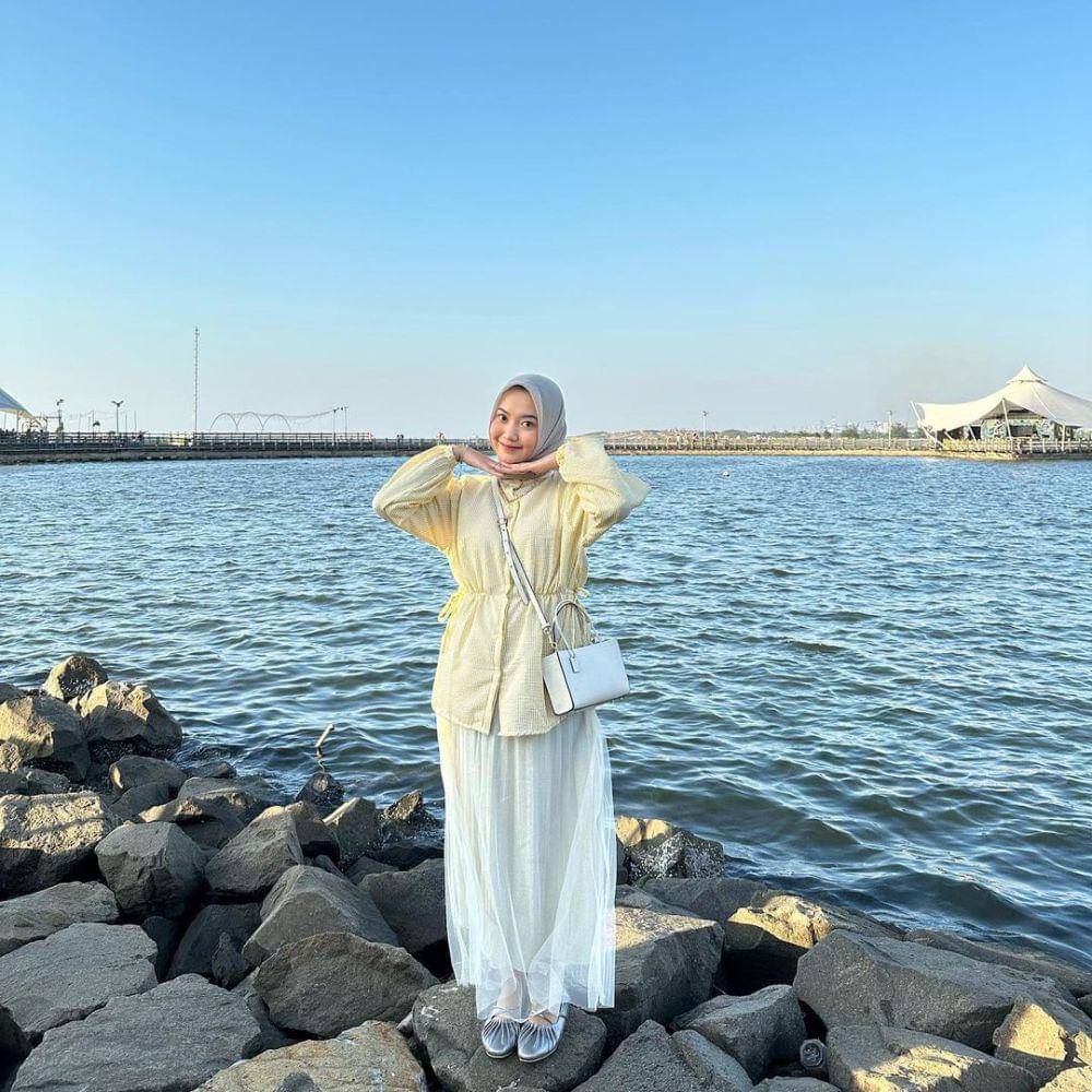 Ide styling bawahan putih ala Alamanda Putri (instagram.com/alamandaptrr)