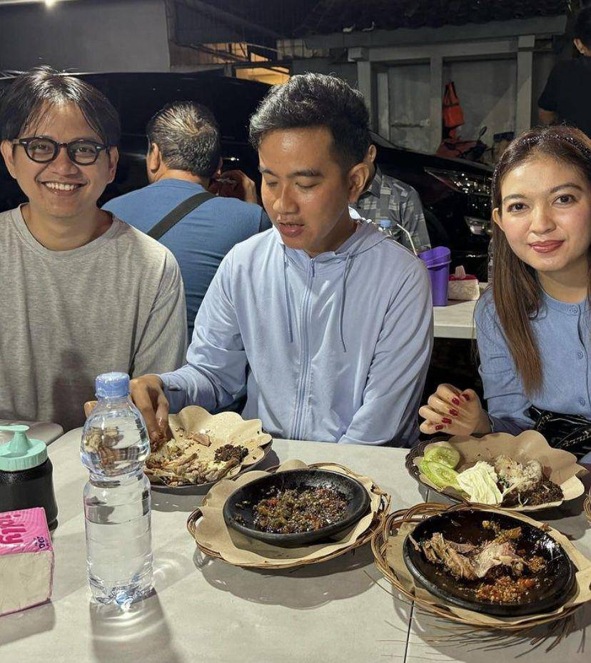 potret Gibran Rakabuming dan Selvi makan di warung kuliner Raffi Ahmad (Instagram.com/raffinagita1717)