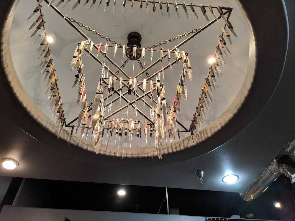 potret chandelier dengan bentuk nyentrik (reddit.com/user/hammy351)