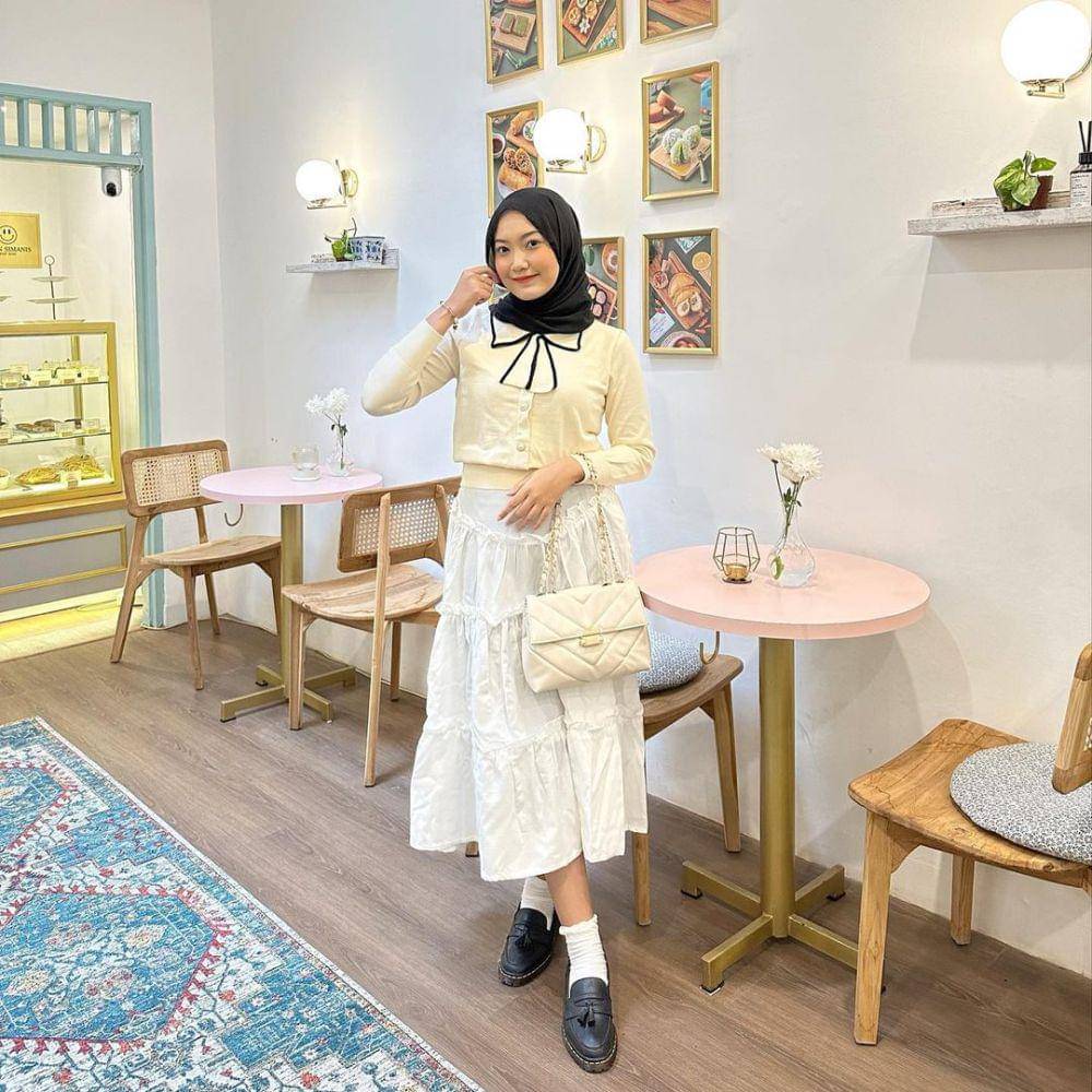 Ide styling bawahan putih ala Alamanda Putri (instagram.com/alamandaptrr)