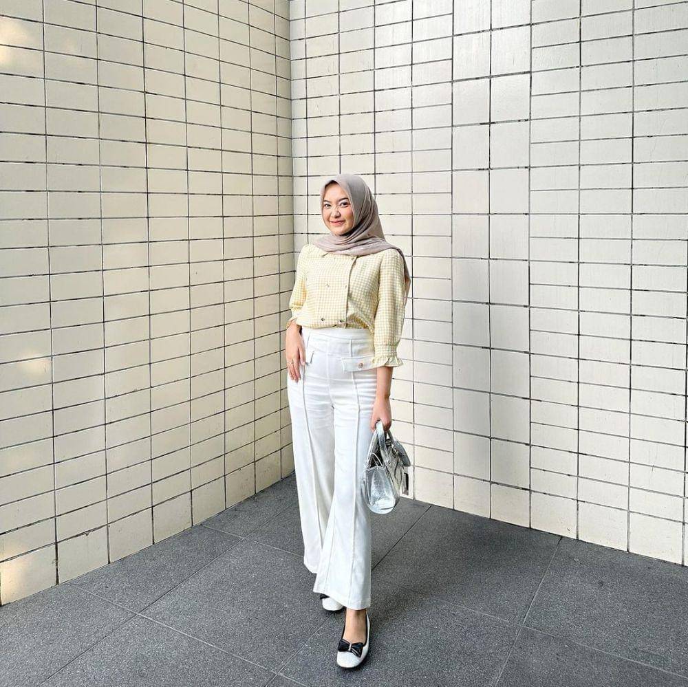 Ide styling bawahan putih ala Alamanda Putri (instagram.com/alamandaptrr)