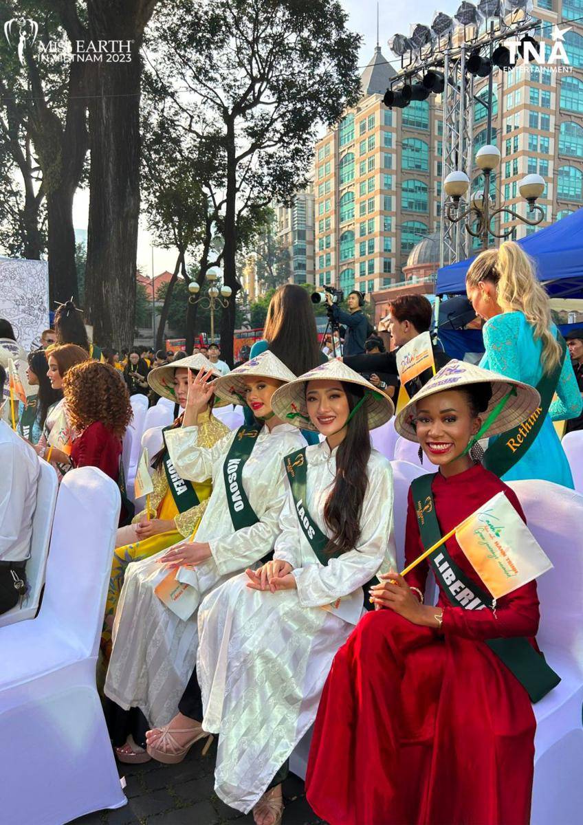 Potret Finalis Miss Earth 2023 di Pembukaan Ho Chi Minh Tourism Week (Facebook.com/Miss Earth Vietnam)
