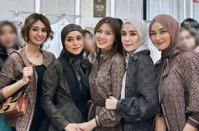 7 Potret Artis Hadiri Launching Produk Kolaborasi Baru Lesti Kejora