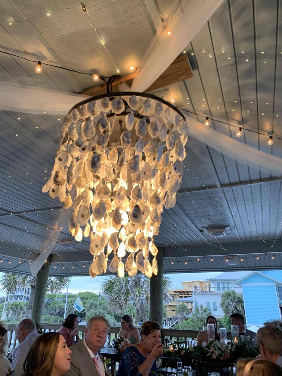 potret chandelier dengan bentuk nyentrik (reddit.com/user/UnwrittenPath)