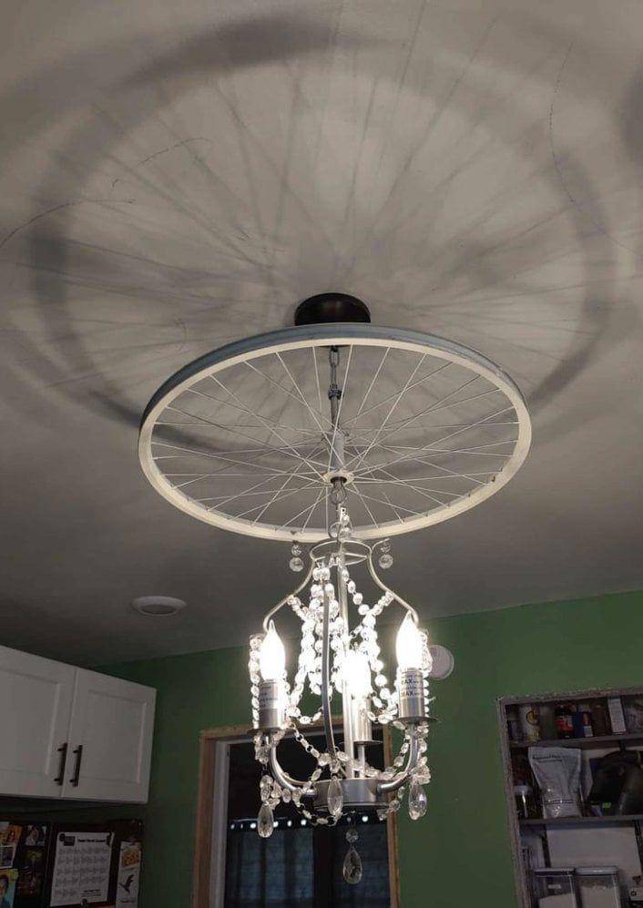 potret chandelier dengan bentuk nyentrik (reddit.com/user/Dr_Bogart)