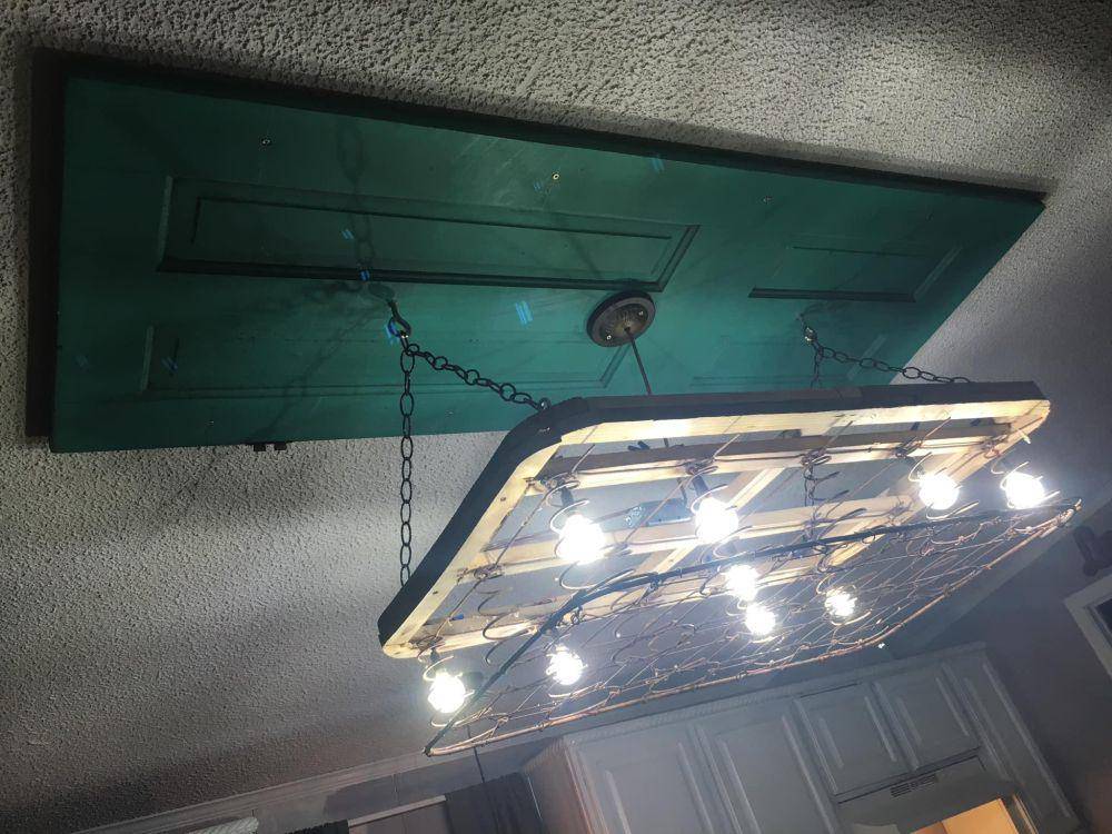 potret chandelier dengan bentuk nyentrik (reddit.com/user/Smash1289)
