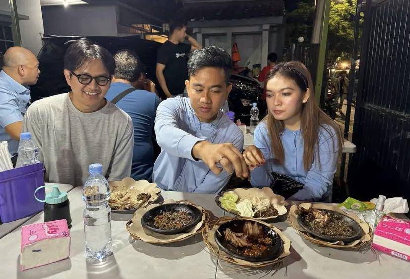 potret Gibran Rakabuming dan Selvi makan di warung kuliner Raffi Ahmad (Instagram.com/raffinagita1717)