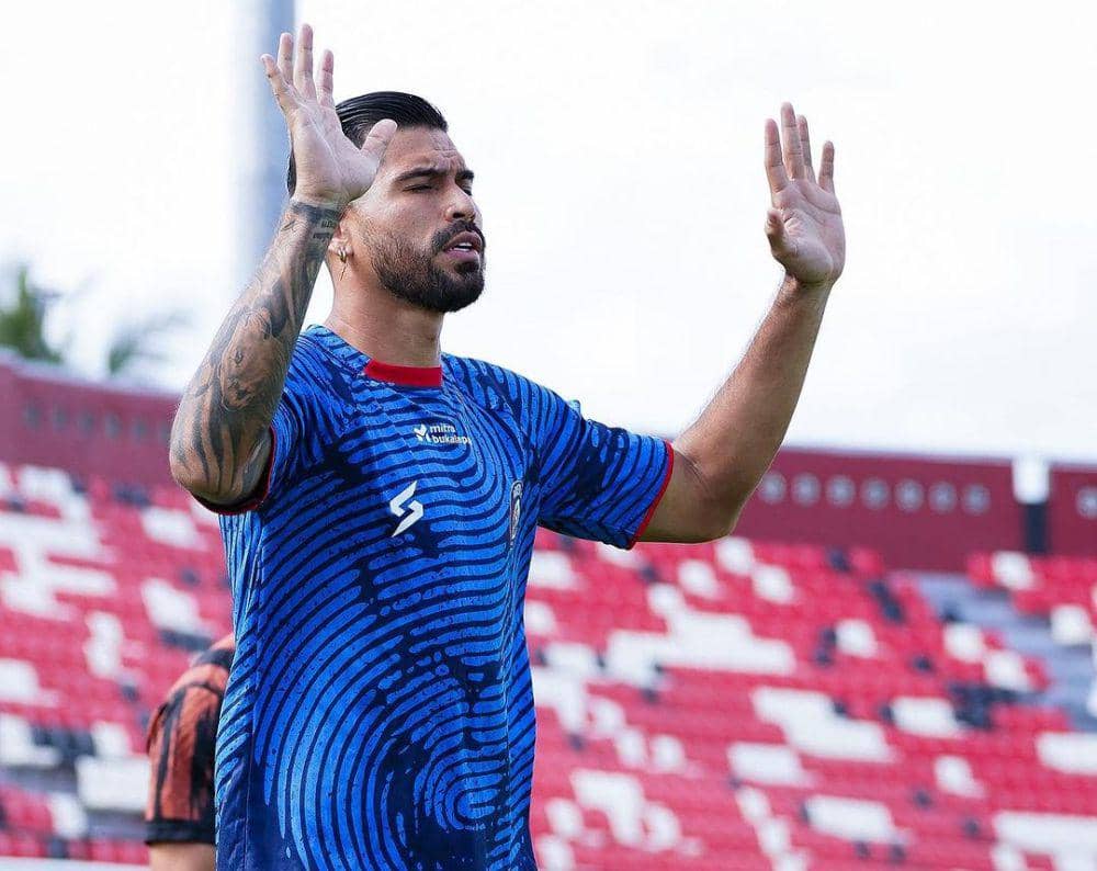 Julian Guevara saat sedang melakukan pemanasan. (Instagram.com/aremafcofficial)