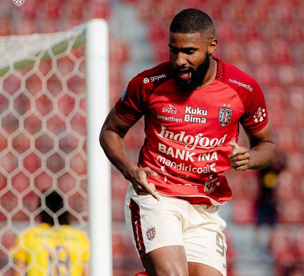Jefferson usai mencetak gol. (Instagram.com/baliunitedfc)