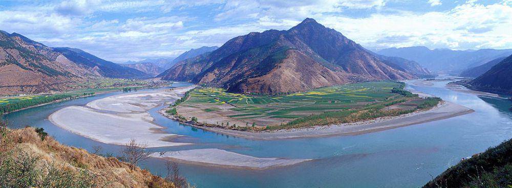 potret kelokan Sungai Yangtze di kota Shigu, Provinsi Yunnan (commons.wikimedia.org/Jialiang Gao)