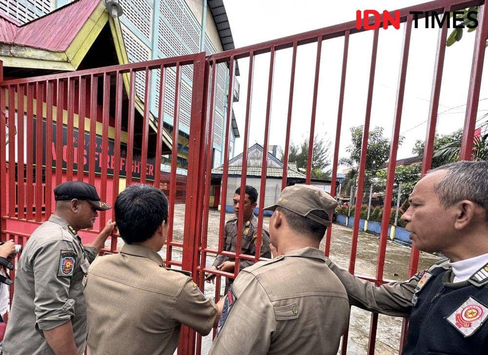 Sejumlah Sat Pol PP Pontianak berusaha merusak gembok gedung. (IDN Times/Teri).