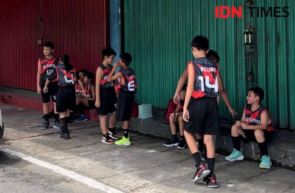 Sejumlah peserta sempat terlantar karena gedung Perbasi tak kunjung dibuka. (IDN Times/Teri).