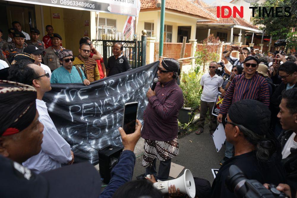 Buntut Pernyataan Ade Armando, Paman Usman Ancam Copoti Baliho PSI