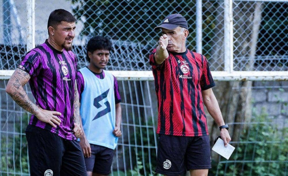 Fernando Valente saat memimpin latihan Arema FC. (Dok. Media Officer Arema FC)