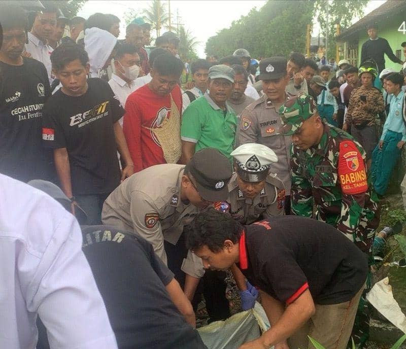 Polisi mengevakuasi korban kecelakaan. IDNTimes/istimewa