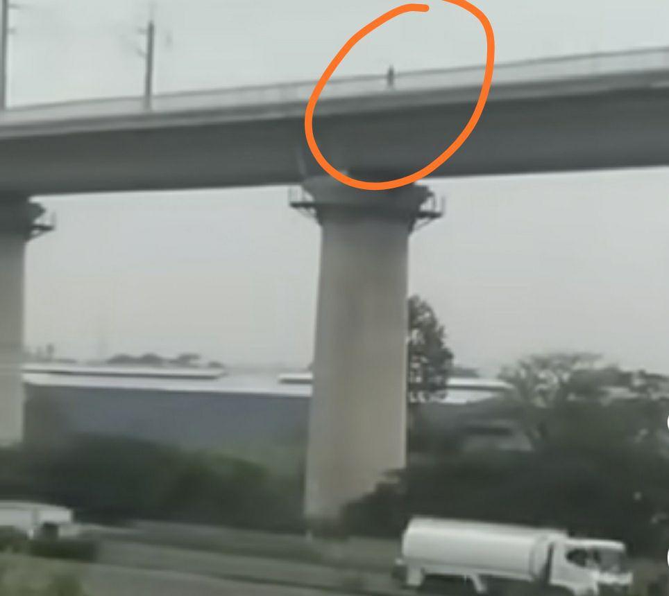 Polisi Amankan Pria yang Berjalan di Jalur Kereta Cepat Whoosh