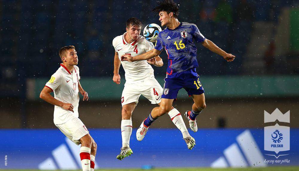 Pemain Polandia U-17 (putih) saar berebut bola dengan pemain Jepang U-17 (biru). (twitter.com/LaczyNasPilka)