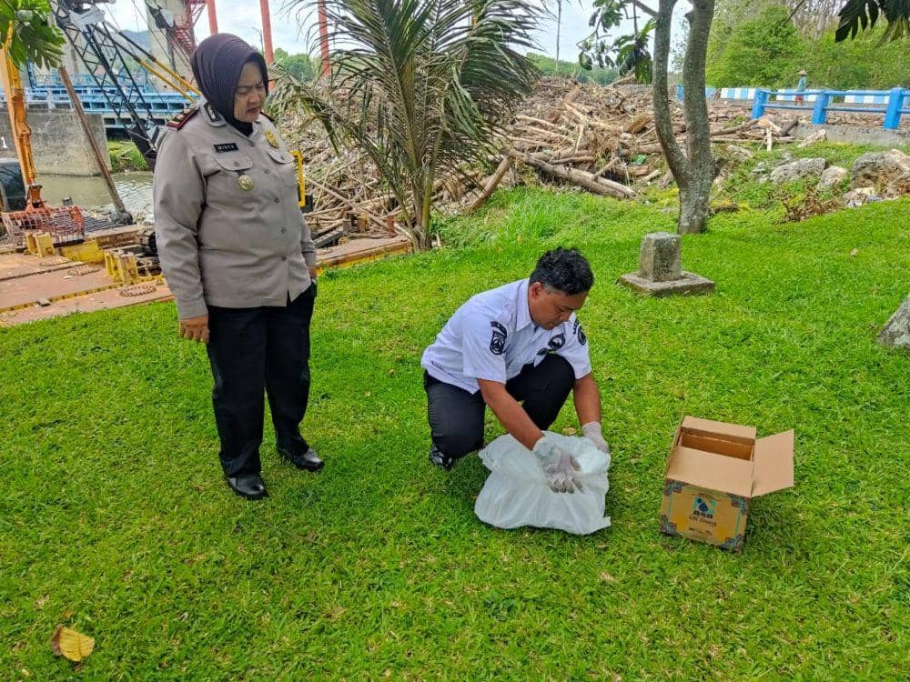 Evakuasi jenazah bayi di Bendungan Sengguruh. (Dok. BPBD Kabupaten Malang)