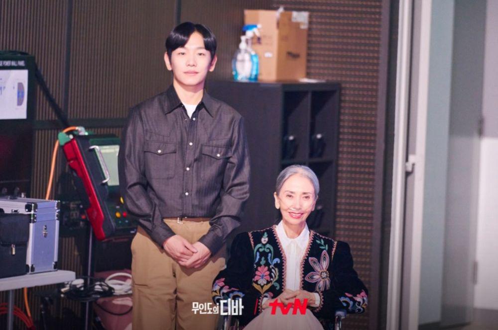 Park Yong Gwan (Shin Joo Hyup/kiri) dan Ko San Hee (Moon Sook/kanan) di drama Castaway Diva (dok. tvN/Castaway Diva)
