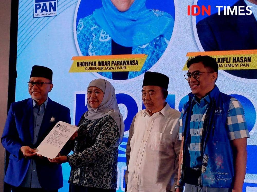 Khofifah Indar Parawansa saat menerima rekomendasi maju Cagub Jagim 2024 dari Ketum PAN Zulkifli Hasan. IDN Times/Ardiansyah Fajar.