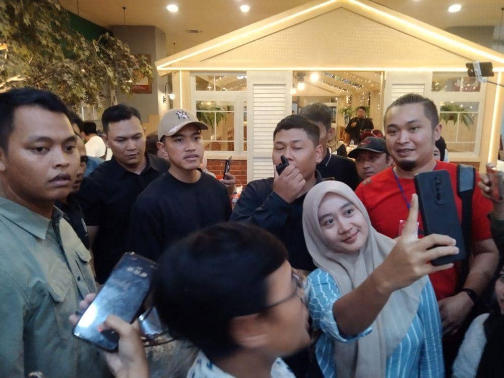 Kaesang saat diajak berfoto oleh warga di MOG Malang. (IDN Times/Rizal Adhi Pratama)