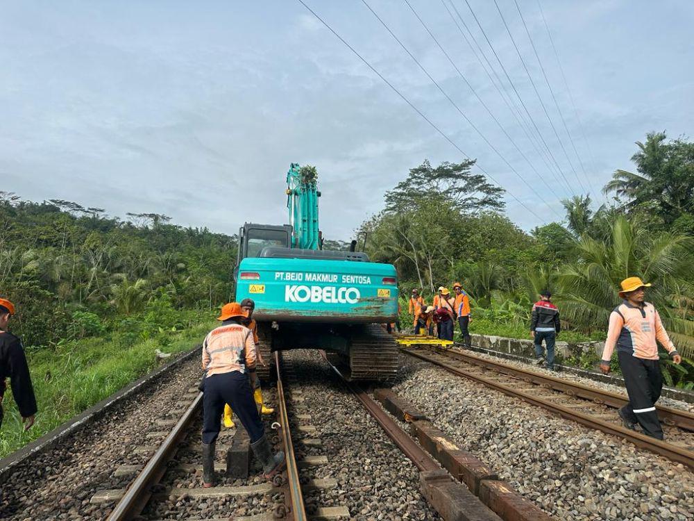 Jalur KA yang Kena Longsor di Banyumas Dinormalisasi
