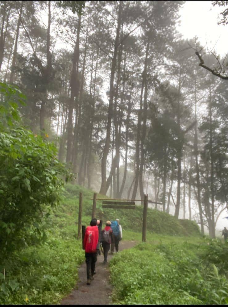 Muhammad Afif saat memfoto pendaki Gunung Marapi lainnya (Dok.pribadi Afif)