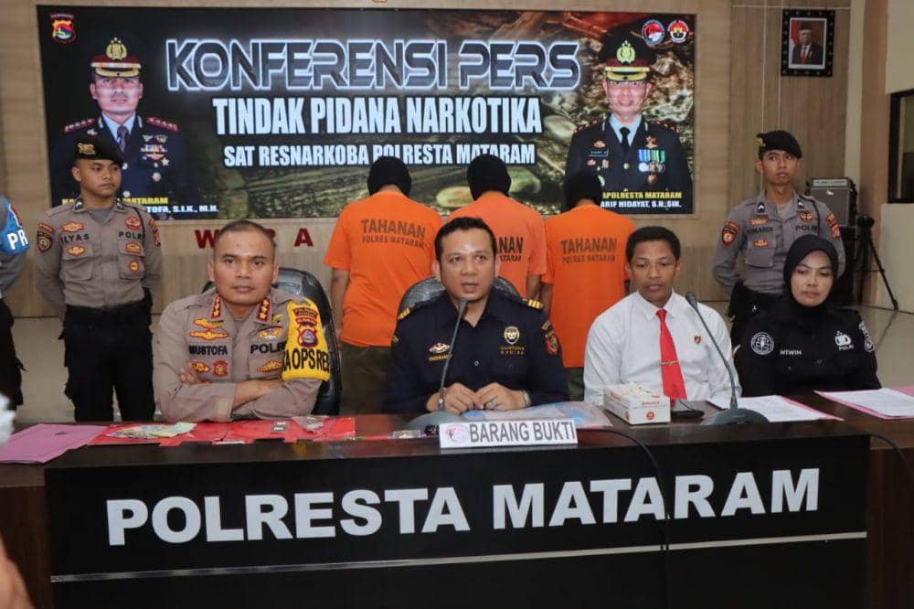 Beli Ganja Secara Online dari Prancis, 3 Mahasiswa Dibekuk di Mataram