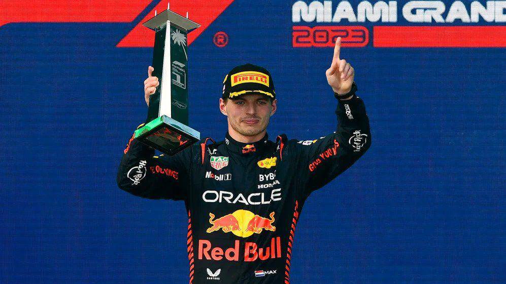 Max Verstappen mengangkat trofi usai finis pertama di GP Miami 2023. (formula1.com)