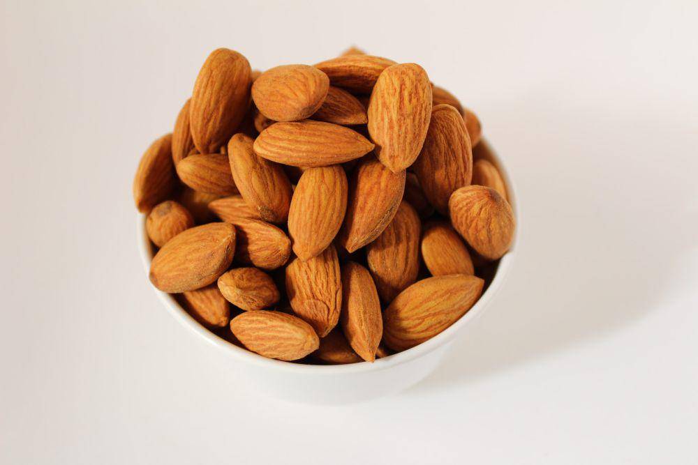 ilustrasi semangkuk kacang almond (unsplash.com/Mockupo)