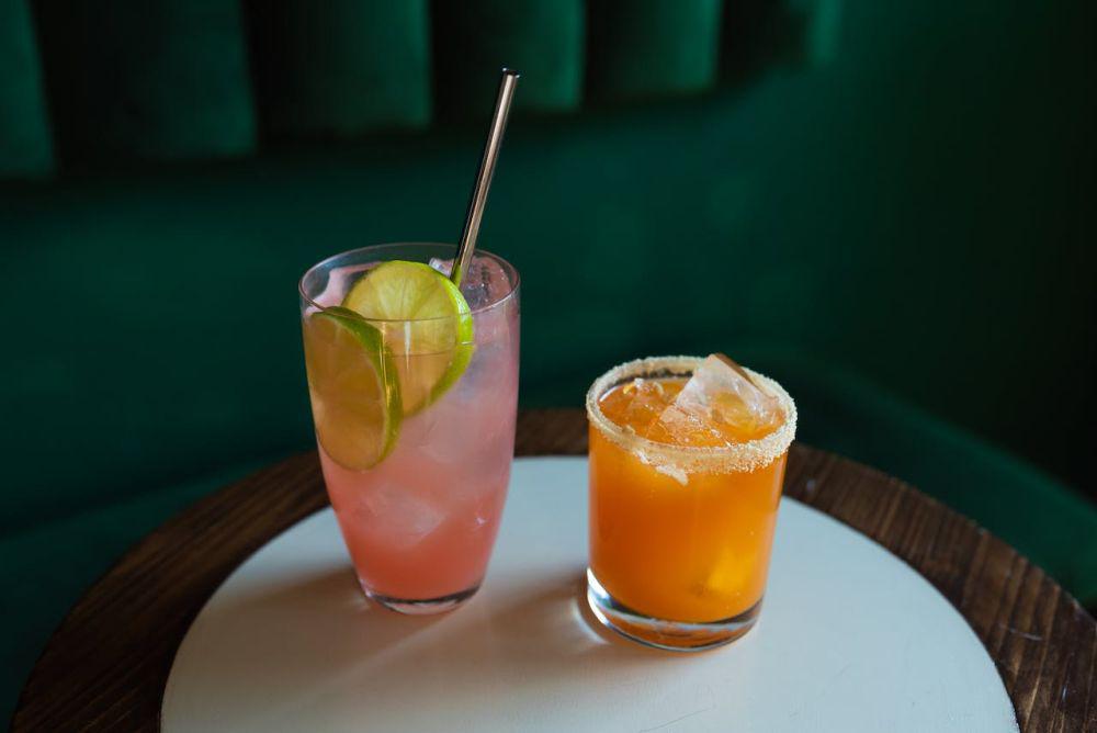 aneka cocktail (pexels.com/Arina Krasnikova)