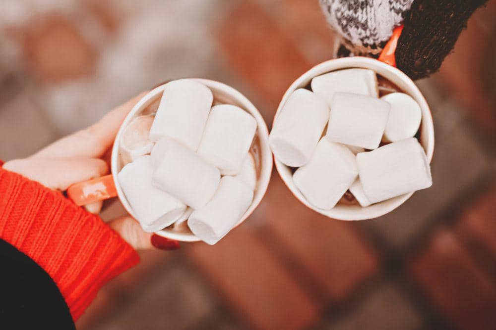 ilusrasi coklat panas dengan marshmallow (pexels.com/Julia Filirovska)