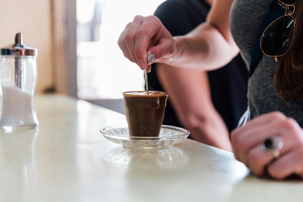 ilustrasi mengaduk kopi (pexels.com/id-id/@kelly-1179532/)