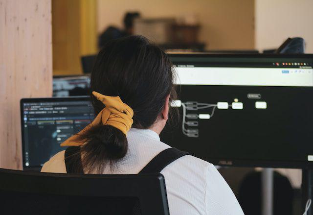 ilustrasi sedang mengolah data menggunakan bantuan algoritma (unsplash.com/Sigmund)