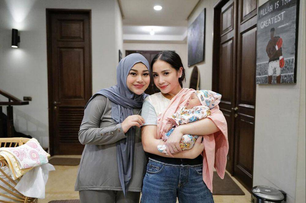 potret Nagita jenguk Azura (instagram.com/aurelie.hermansyah)