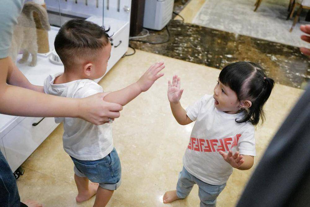 potret Cipung jenguk Azura (instagram.com/aurelie.hermansyah)