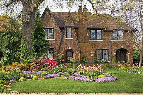 Rumah tudor dengan taman berbunga (southernliving.com)