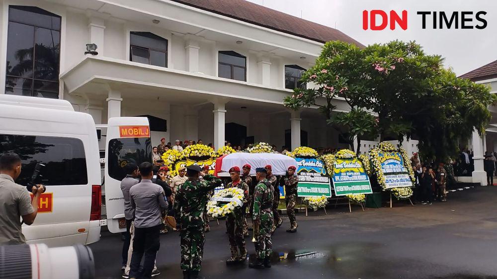Diiringi Rintik Hujan, Jenazah Doni Monardo Dibawa ke TMP Kalibata
