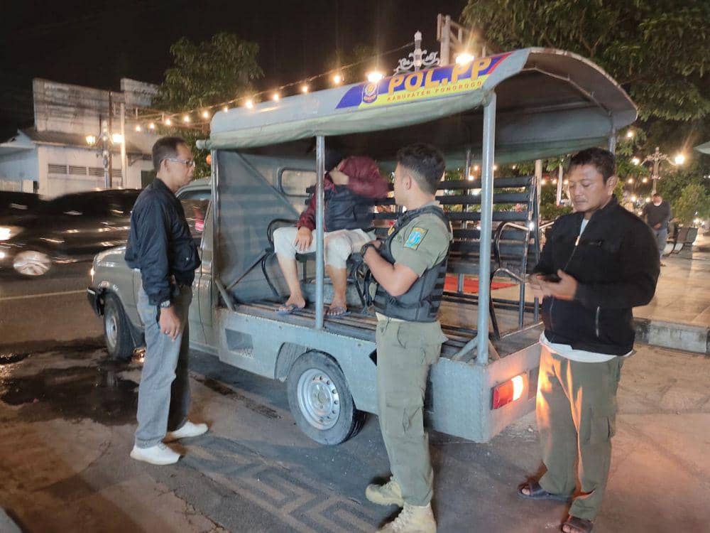 Satpol PP Ponorogo menemukan pengemis yang istirahatnya menginap di Hotel Ponorogo. Dok. Istimewa.