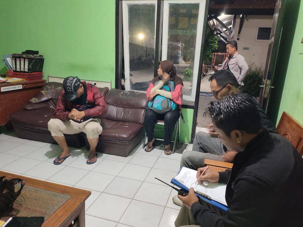 Satpol PP mendata orang yang terkena razia penertiban. Dok. Istimewa.