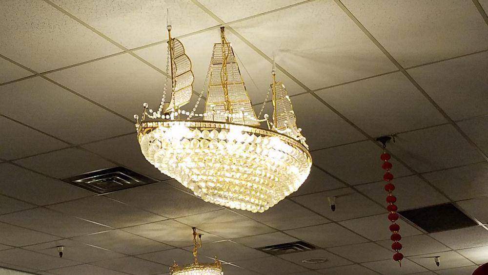 potret chandelier dengan bentuk nyentrik (reddit.com/user/Alex_Schlobster)