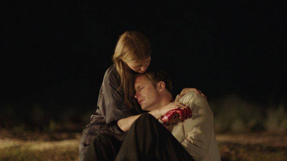 Mia Goth dan Alexander Skarsgård dalam film Infinity Pool. (dok. NEON/Infinity Pool)